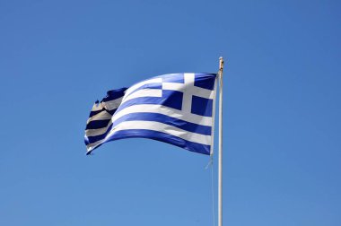 Cennet mavi arka plan mavi gökyüzü üzerinde Yunan bayrağını temizle