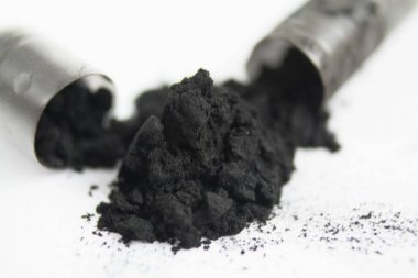 Aktif kömür açık bölünmüş kapsül ve karbon tozu makro closeup fotoğraf
