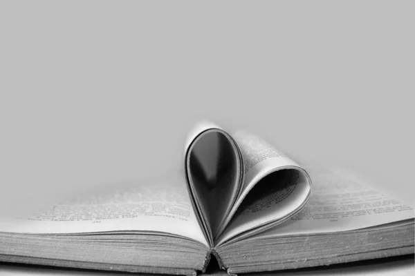 Черно-белая концепция любви с пространством для фона и книжными страницами в сердце — стоковое фото