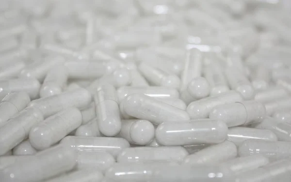 Біле багато розмитих селективних таблеток для фокусування легке медичне фото фону — стокове фото