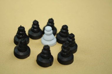 Ayrımcılık, taciz, orta sınıf savunma, aşırılık kavramı. Satranç piyon adet fotoğraf