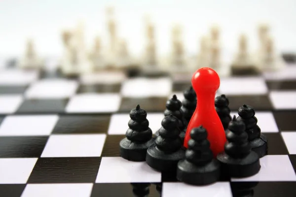 Krásný šachové figurky a červené ludo figurka koncepce pro mnoho témat. — Stock fotografie