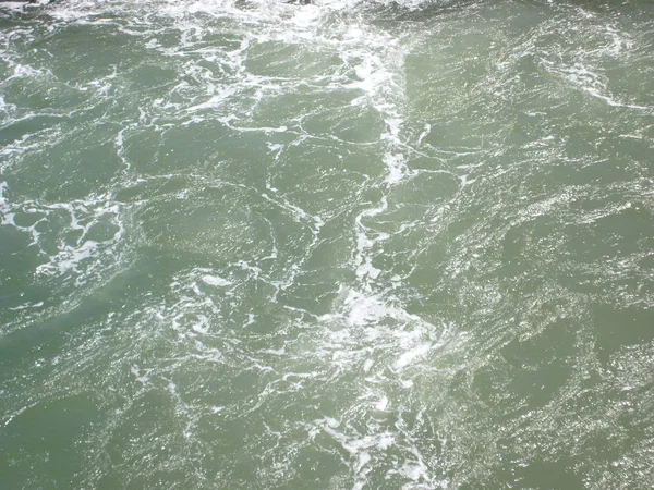 Vagues du bateau, mer grise aqutique océan détail texture vue — Photo