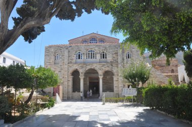 Parikia, ağaç dalları güneşli günde birkaç bulanık tanınmaz turist, Paros Adası, Kiklad Adaları, Yunanistan ile tipik ön girişi görünümüyle Panagia Ekatontapiliani Kilisesi