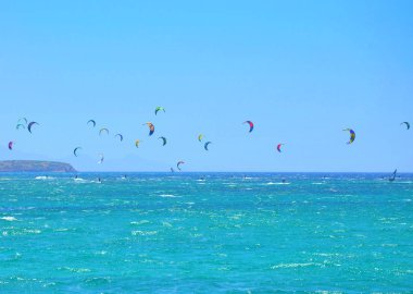 Birçok kiteboarding uçurtma sörfçü mesafe Punda Beach Paros Adası