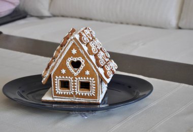 Güzel ev yapımı gingerbread house, geleneksel kış tatlı dekorasyon