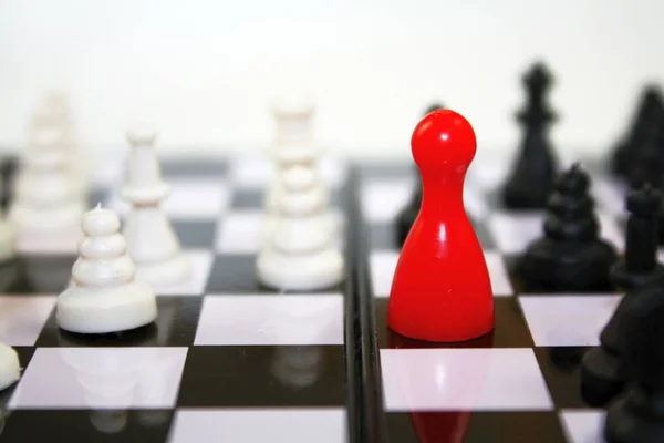 Kontrastní Červená Černá Bílá Šachy Barevné Koncepce Jasně Červená Ludo — Stock fotografie