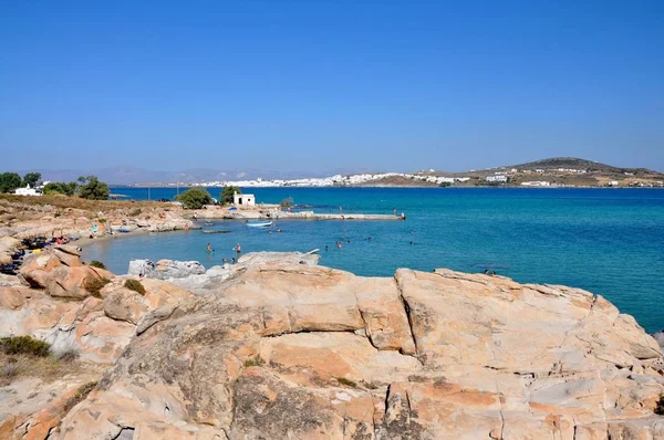 Kolimbithres strand en uitzicht op Naoussa plaats op Paros eiland in Griekenland — Stockfoto