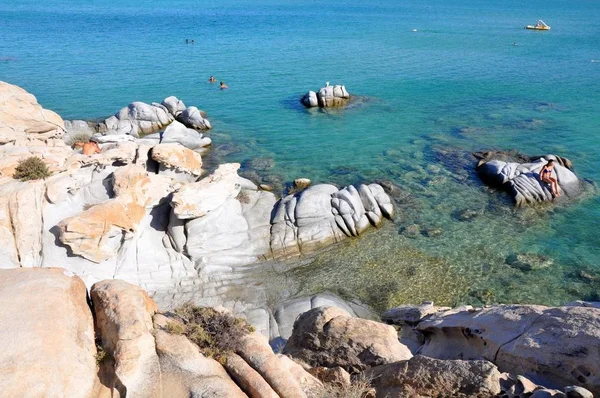 Detalhe da praia de Kolimbithres com pedras monumentais típicas pedregosas — Fotografia de Stock
