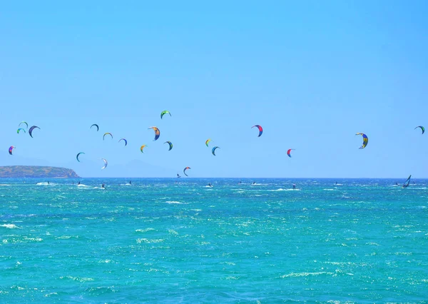 Wiele kitesurfingu kiteboarding w oddali w pobliżu na Punda beach na wyspie Paros — Zdjęcie stockowe