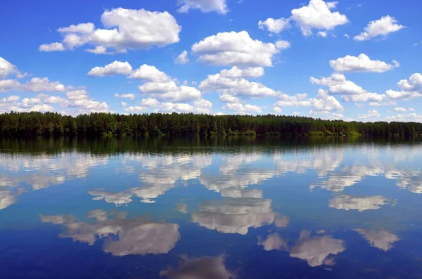 Прекрасне Відбиваюче Хмарне Небо Воді Озера Літній День — стокове фото