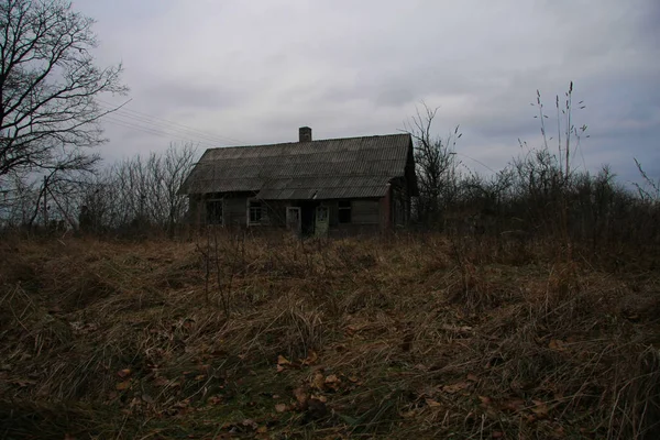 Régi ház, a természet — Stock Fotó