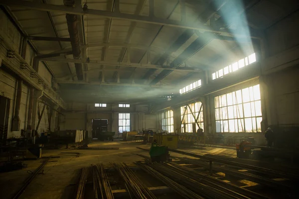 windows büyük fabrika depo ışık parladı