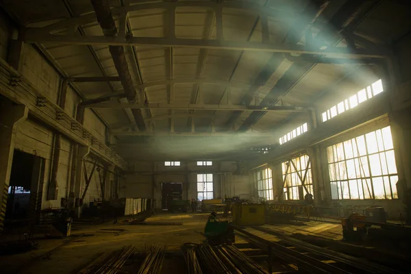 Grande armazém de fábrica luz brilhou das janelas — Fotografia de Stock