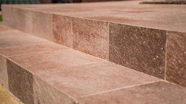 adımları kiremitli, taş 