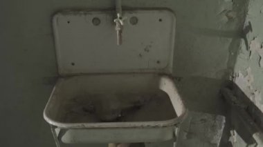 eski paslı lavabo 