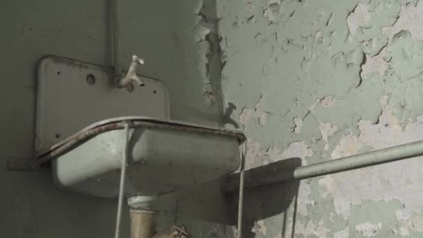 Old rusty sink — Stock Video