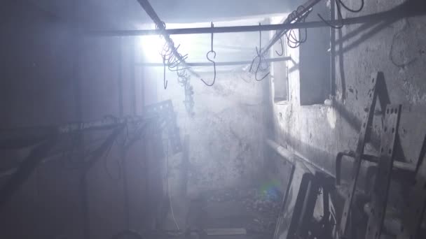 Ganchos espeluznantes colgando en el sótano — Vídeo de stock