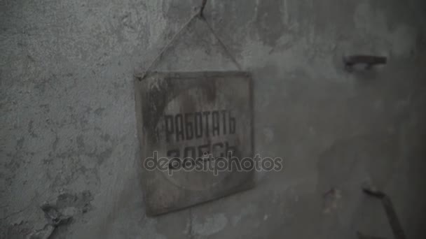 壁に古いプレート — ストック動画