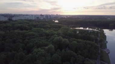Şehir parkı gün batımında