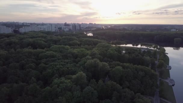 Parque da cidade ao pôr do sol — Vídeo de Stock