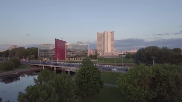 Brug over de rivier in de stad van Minsk — Stockvideo