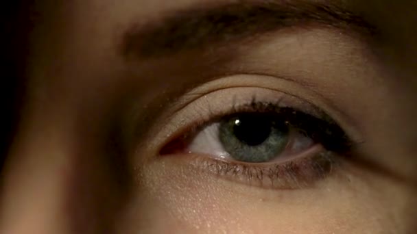 Œil féminin / beaux grands yeux / yeux — Video