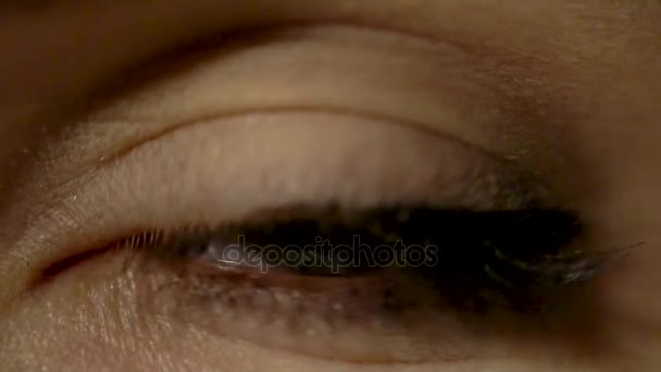 Женский глаз / красивые большие глаза / глаза — стоковое видео