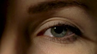 Kadın göz / güzel gözleri iri / gözleri