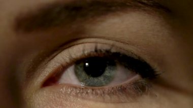 Kadın göz / güzel gözleri iri / gözleri