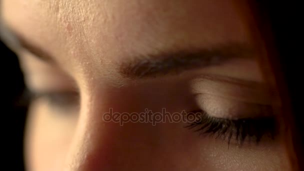 Œil féminin / beaux grands yeux / yeux 