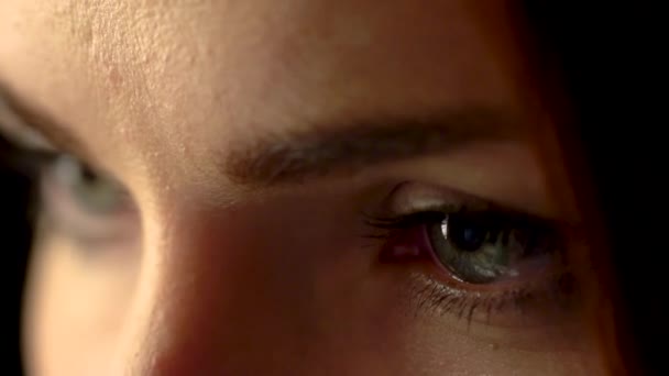 Œil féminin / beaux grands yeux / yeux 