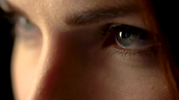 Œil féminin / beaux grands yeux / yeux 