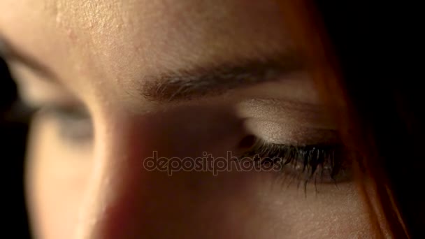 Œil féminin / beaux grands yeux / yeux 