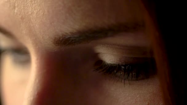 Œil féminin / beaux grands yeux / yeux 