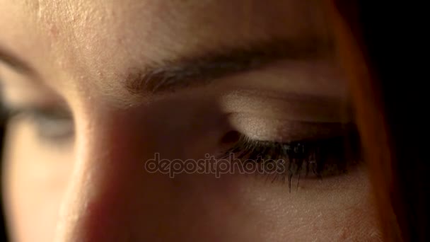 Œil féminin / beaux grands yeux / yeux 