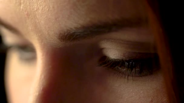 Œil féminin / beaux grands yeux / yeux 