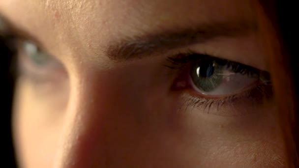 Œil féminin / beaux grands yeux / yeux 