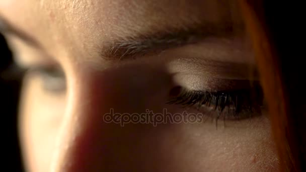 Œil féminin / beaux grands yeux / yeux 