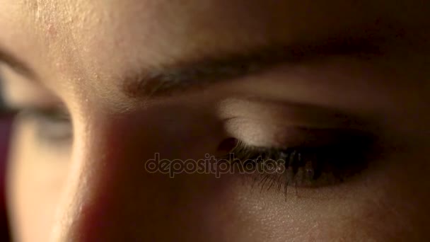 Œil féminin / beaux grands yeux / yeux 