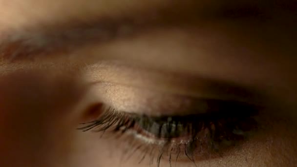 Œil féminin / beaux grands yeux / yeux 