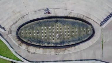 Parkta bir bisikletçi rides