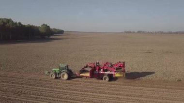 bir birleştirmek ile patates hasat 