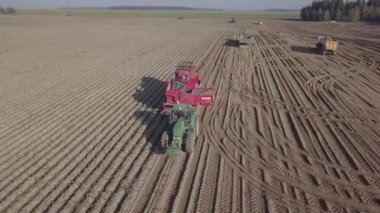 bir birleştirmek ile patates hasat 