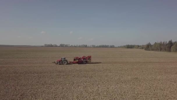 用联合收割机收割土豆 — 图库视频影像