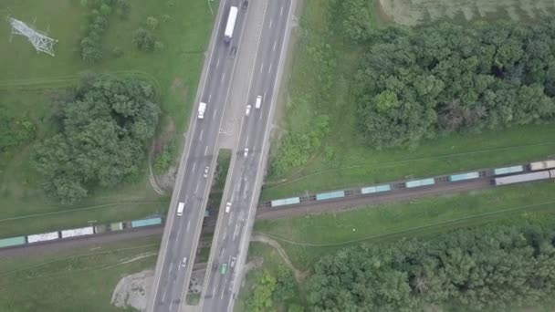 Autoüberführung über Bahngleise — Stockvideo