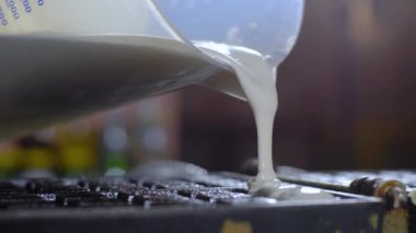 Hamur bir tost makinesi dökülür / fırın hamur için waffle