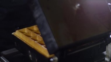 Waffle tost alınan / waffle pişirilir