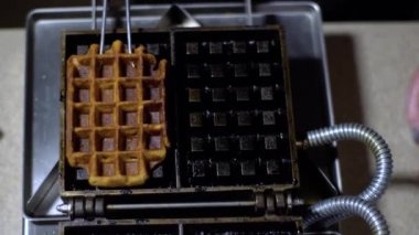 Waffle tost alınan / waffle pişirilir