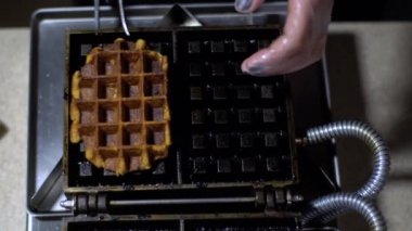 Waffle tost alınan / waffle pişirilir